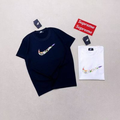 nike 耐克胸前花卉大勾男女情侣款圆领双沙纯棉T恤 颜色:黑色 白色 尺码: M～2Xl 这款耐克系列T恤是艺术家重新演绎的进口材质，采用240克双纱纯棉面料