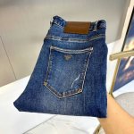 arm阿玛尼、2025早春新品复古蓝色丹宁时尚水洗牛仔裤，丹宁牛仔裤属于衣橱的必备单品，属于日常混搭和造型的利器 每个细节皆足矣品味！经典整体的设计承载了复古风