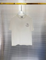 蒙家 2025春夏新款首发专柜最新款短袖圆领T恤 高端订制 设计前卫时尚！品牌Logo重工艺设计 高端定制面料.手感柔软.穿着舒适.专柜级别精致车线.做工精细.