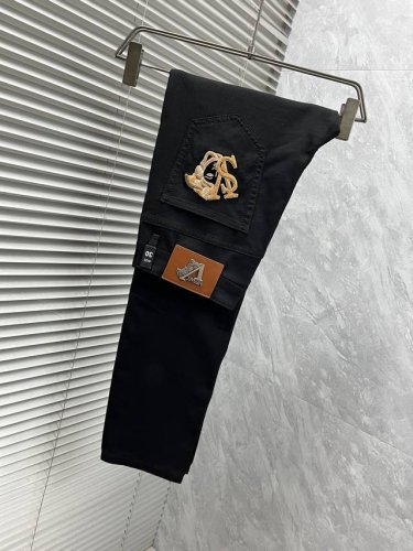 范思哲 原单牛仔裤 2025新品，原版牛仔裤 原版重工打造，品牌经典Logo设计，原版五金辅料。专柜定制牛仔面料，完全对版专柜，欢迎专柜试穿后再购买，好货不怕比