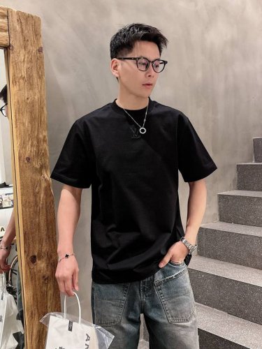Lv 2025春夏 最新款短袖T恤，原标 定制面料，手感柔软，穿着舒适立体绣花，做工精细.上身效果无敌帅气， 码数 S-2Xl