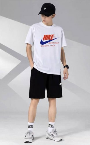 Nike 耐克休闲情侣款短袖短裤运动套装，男女均可轻松上身驾驭 ，面料柔软有弹性超级舒服 ！细节一步到位 ，腰部内里有抽绳可以随意调节！ 上身效果超赞！超舒适！