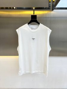 prad普拉、25S夏季新品背心，胸口品牌Logo经典时尚，大方气质屹立！如此时尚高级感！小心机设计，尽情的展示了裁剪和工艺的高超。真的处处都充满了设计感！夏天