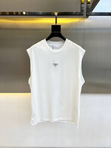 prad普拉、25S夏季新品背心，胸口品牌Logo经典时尚，大方气质屹立！如此时尚高级感！小心机设计，尽情的展示了裁剪和工艺的高超。真的处处都充满了设计感！夏天