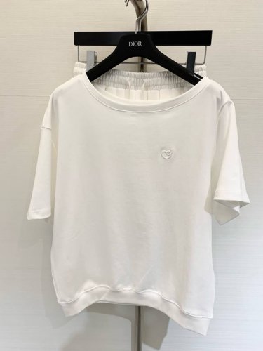 小众 2025 夏季新款 爱心0001Fa76发泡时髦斜肩百褶裙套装 斜肩短袖设计流畅线条纵向拉长身型恰到好处 宽松版型可以把上半身肉肉遮挡起来 下装搭配同系列