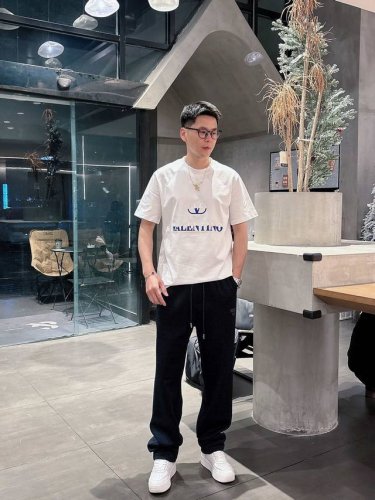 p330 普拉达 空气层棉面料 春夏休闲裤子 美学的焕新诠释,演绎浓郁的格调型时尚风范,细节感和设计感强悍.经典品牌标识做为色彩搭配,演绎经典的品牌时尚,为整体