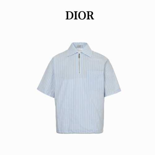 dior 迪奥 24Ss 小标刺绣半拉链条纹短袖衬衫 重新诠释经典廓形，彰显运动风格。采用白色条纹棉府绸和 Oblique 印花棉质提花面料精心制作，搭配抽绳底