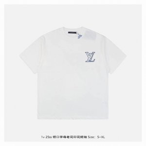 LV 25Ss 领口字母老花印花短袖 面料采用230克重精梳棉 定制32支1*1螺纹 成衣两遍水洗处理 面料舒适亲肤无异感 定制定染面料 纺织密度高 垂感佳 不