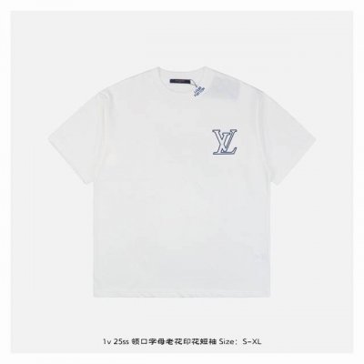 LV 25Ss 领口字母老花印花短袖 面料采用230克重精梳棉 定制32支1*1螺纹 成衣两遍水洗处理 面料舒适亲肤无异感 定制定染面料 纺织密度高 垂感佳 不