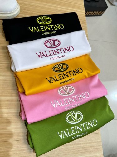 Valent*华伦*奴 2025A W春夏字母图案Logo造型短袖T恤,莫代尔棉高端面料 休闲的经典极简风格的新秀丽作,修身设计裁剪兼具个性时尚范儿. 莫代尔面
