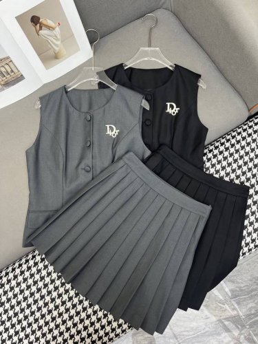 dio* 25Ss新款马甲上衣压褶半裙套装 字母胸针装饰 时尚减龄款 两色三码Sml