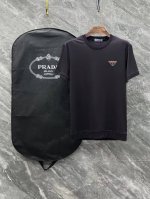 prada# 25春夏顶级专柜同步短袖T恤 3标齐全 采用客供进口100%-双丝光面料制成，专柜原版面料，品牌辨识度超级强，高街与精致风情十足，绝对能成为高街出