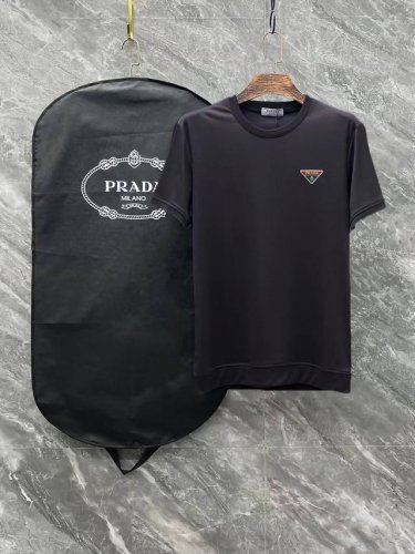 prada# 25春夏顶级专柜同步短袖T恤 3标齐全 采用客供进口100%-双丝光面料制成，专柜原版面料，品牌辨识度超级强，高街与精致风情十足，绝对能成为高街出