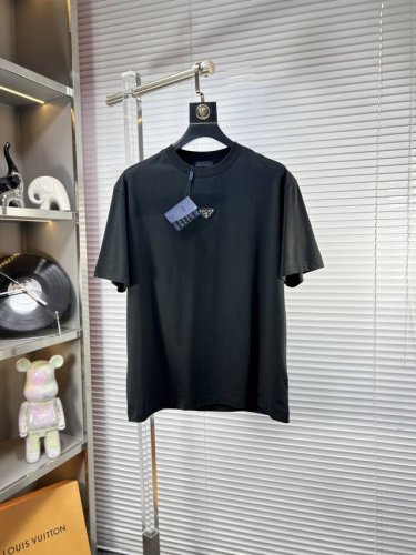 Prad*普拉达 ss25春夏新款短袖，顶级图案logo，帅气时尚，简约百搭款。面料棉 不仅挺括，保持潮流的廓形，又穿着舒适，纱织更细腻 码数：M-XXXL