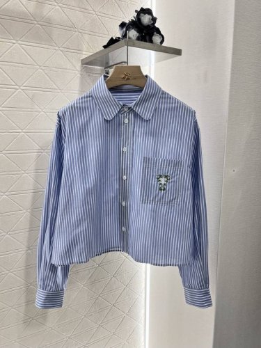 celin*2025新品上架 翻领刺绣条纹衬衫 定制Yb斜纹全棉材质 工艺处理 舒适挺括 短款长袖衬衫裁剪 轻松打造好比例 通体竖条纹装饰 简约时尚 胸前口袋缝
