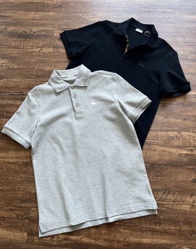 上新 Burberry博柏利 Ss25新品 纯色马术骑士图案刺绣套头短袖polo衫上衣！！ 商品描述 & 细节诠释 polo 衫，选用棉质珠地网眼布面料打造，点
