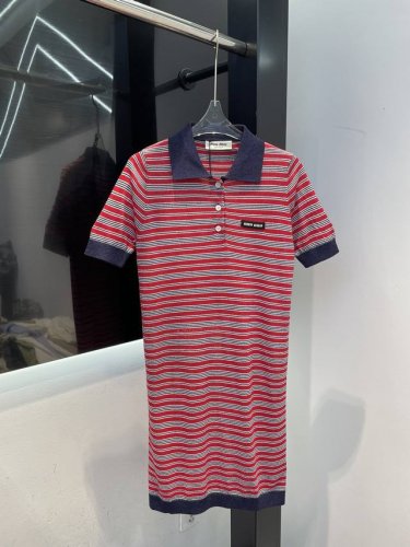 miu'miu25早春新款翻领字母Logo贴布条纹撞色休闲针织针织短袖裙 面料柔软 上身舒适 日常通勤穿搭都 Sml