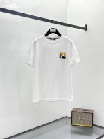 芬迪 2025Ss蛇年贺岁款春夏精品短袖T恤 官网同步 高端品质 定制顶级纯棉面料 顶级大厂1:1制作 时尚大牌重工艺Logo设计 手感柔软细腻 穿着亲肤舒适