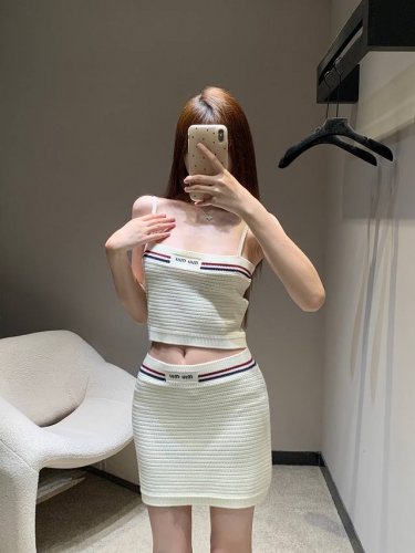 吊带 半裙 Miumi* 25Ss春夏新款 微标针织吊带半裙丨独家Yb开发 高版出品 定制纱线复刻1:1 经典的撞色条纹与品牌Logo刺绣图案点缀 彰显大牌的时
