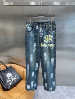 巴黎家 巴黎世家个性涂鸦牛仔 夏日潮流新风尚 深蓝色牛仔布 经过独特处理 呈现出复古又个性的色调 不规则的白色涂抹图案 搭配亮眼的黄色涂鸦字母 仿佛是街头艺术的