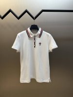 Dior Vibe 学院风polo衫 这款 polo 衫来自 Dior Vibe 限定系列，重新诠释运动风格经典标识，彰显 Dior 的高订精神。采用白色棉质混