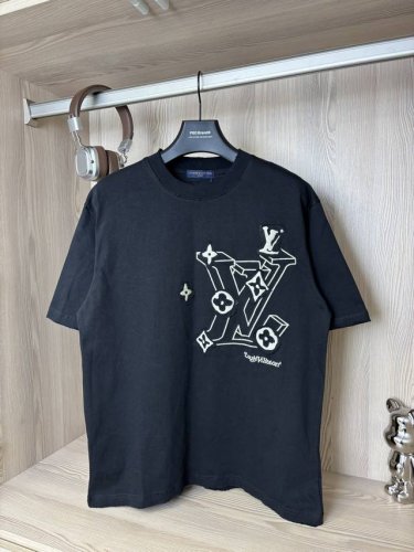 款号 Dc93# lv路易威登烧花贴布刺绣Logo重工磨破圆领短袖T恤 280克纯棉双砂面料 原版原标 最大可穿200斤 所有面料均已提前做过缩水 品质第一 所