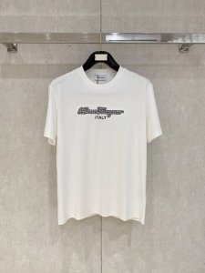 菲拉格慕 2025新款原单男士休闲打底短袖T恤 高端定制 高版本 时尚百搭爆款宽松版型原版进口420克双股纯棉面料 螺纹袖口.领口衣摆 手感超柔软细腻 穿着亲肤