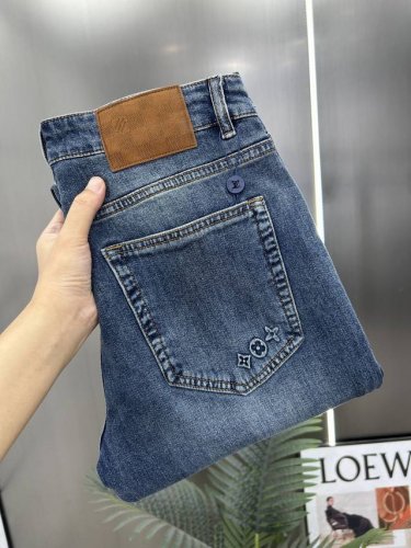 Lv 高端定制、2025早春最新款牛仔裤 柜台同步发售 原版定制复刻 客供五金辅料 原单品质 进口牛仔面料高弹力 重工洗水 做工走线精细 上身绝佳！优选单品 码