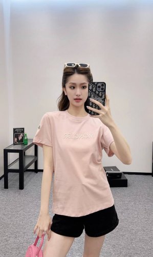 Moncle*新品上架 圆领刺绣字母 定制Yb原生全棉材质 透气舒适 质感十足 常规短袖T恤裁剪 凸显品牌格调 采用克重纯棉制成 略带有弹力 呈现显瘦视觉效果