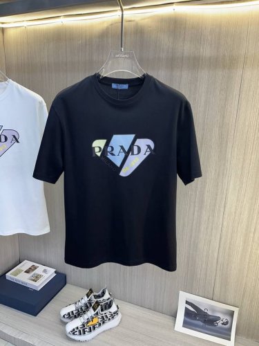 prada普拉达 2025Ss春夏最新款短袖T恤出货啦 2025新款T恤 高版本专用面料 高克重纯棉丝光面料 上身舒适不失挺阔 针脚刺绣工艺 数字印花 植绒工艺