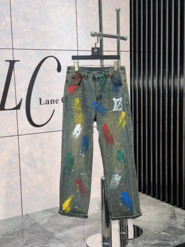 Lv 2025早春男士丹宁阔腿牛仔裤 官宣画册海报穿搭款 客供高级进口的丹宁原色面料 S特选日本冈山纯正13Oz 盎司牛仔布料 重磅环保植物酵素水洗工艺 G肌理