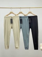 供 Lululemon Tear-Away露露 男士双侧排扣中腰运动裤，可扯开排扣运动裤扯裤，情侣款！ 穿上这条复古风运动裤，从容踏上赛道; 裤腿两侧采用排扣设