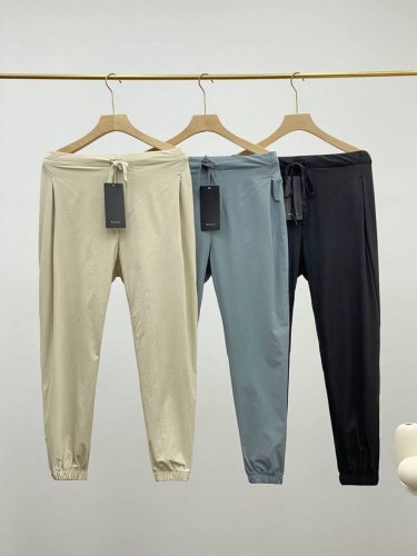 供 Lululemon Tear-Away露露 男士双侧排扣中腰运动裤，可扯开排扣运动裤扯裤，情侣款！ 穿上这条复古风运动裤，从容踏上赛道; 裤腿两侧采用排扣设
