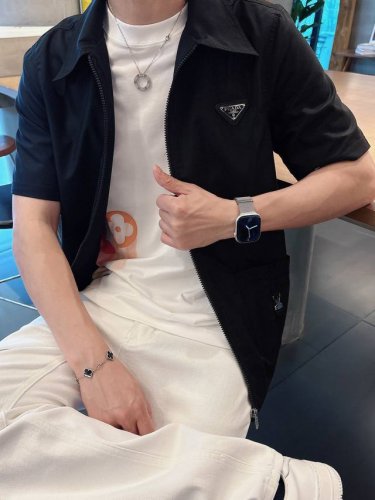 衣服- 裤子- 一套都有 p普家25Ss夏季新品时尚潮流短袖外套，百搭上身效果。一营造欧美雅致运动风尚，超级百搭超级耐看的绝佳春季炸街延续了往年的经典爆款设计