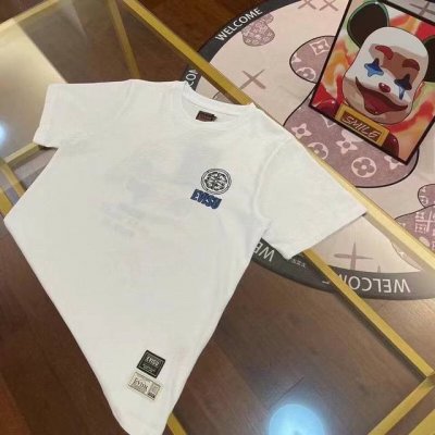 25Aw男士迷彩佛头刺绣植绒T桖2Eahtm2S Xxctblkx休闲单品易于搭配，人气一直居高不下。以优质纯棉布料打造，剪裁合身，背面更可见迷彩佛头刺绣与立体
