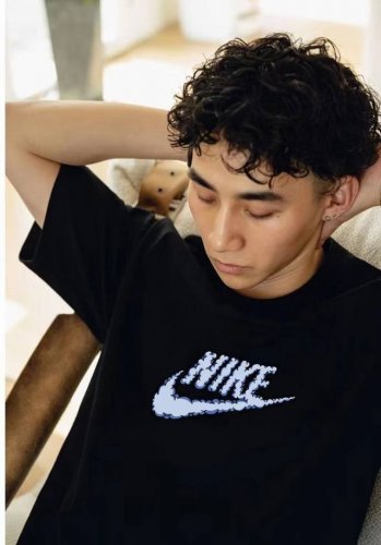 上新 耐克Nike印花 260克重磅纯棉短袖 款采用260G重磅棉 亲肤舒适 透气凉爽加厚螺纹领 配以二本针走线 使得领子经久不变型 通肩压条有效防止肩部塌陷和