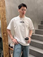 迪奥 三标齐全。 2025夏季新款最新品短袖T恤，专柜同步有售，原单狠货，时尚进口原版科技面料，上身舒适透气，原版定制五金辅料，上身帅气有型，三标齐全，推荐款，