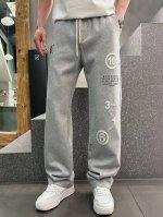马吉拉 顶级货品 2025春夏新款休闲裤 品牌经典Logo休闲裤 定制面料 舒适度极好 手触感强烈 辨识度极高 完美品相工艺 三个颜色 尺码 M-3Xl