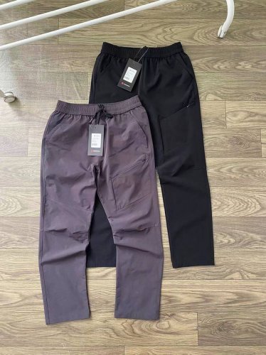 Lululemon新款男士休闲运动长裤！ 经典时尚款，客供锦氨弹力梭织面料，舒适耐穿！ 3D立体裁剪版型，裤腿斜拉链口袋设计， 精美小标Logo印花，腰部松紧抽