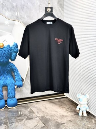 普拉达。穿200斤。宽松版 顶级货品2025春夏新款首发专柜最新款短袖圆领T恤 高端订制 设计前卫时尚！品牌Logo重工艺设计 高端定制天丝面料.手感柔软.穿着