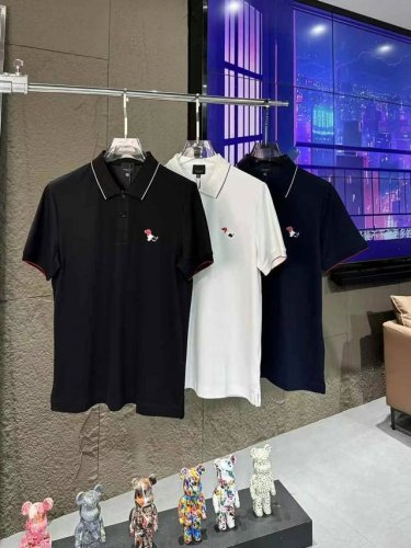 T*B 汤姆*布朗 2025 春夏新款男士翻领短袖T恤！高端潮物，众星追捧时尚款！各大明星网红人手一件的出街单品。高级定制丝光棉面料，手感细腻柔软，上身挺括有型