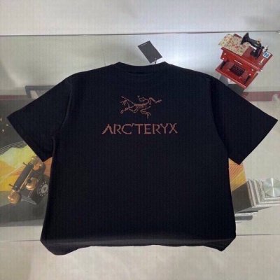 高品质 Arc‘Teryx 始祖鸟春夏新款重工艺，男女情侣圆领款，高品质进口硅胶，激光立体雕刻。 精品32支240克紧密双沙，品质的天花板，时尚又个性 超级百搭
