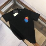fendi 芬迪 春夏最新款短袖T恤 Logo精致升级 定制面料 手感非常舒服 春夏最新砖柜同步 时尚又个性 超级百搭好看的一款 男女都非常合适 人手必备款 吊