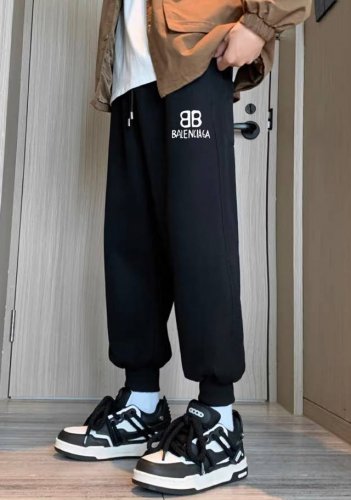 Balenciaga巴黎世家冬季超百搭经典小标运动卫裤束脚裤收脚裤休闲裤子 ｜无敌版型｜｜男女同款｜ 面料采用超高品质华棉 最大的优点就是亲肤性跟保形性好 顶级