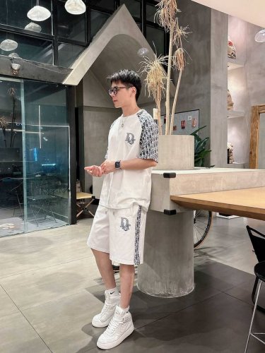 迪奥套装 2025春夏最新款，男女同款，经典设计短袖T恤短裤套装，定制纯棉面料，手感柔软，穿着舒适，做工精细.上身效果无敌帅气，码数M-3Xl
