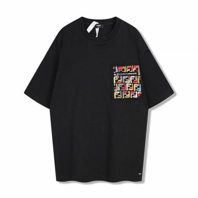 Fend1新款25Ss刺绣拉链口袋圆领短袖 165G 50S双股丝光棉面料，布料质地轻薄，丝绸般的光泽和手感 多色细线平绣工艺点缀，平绣的技法与多色细线的运用，
