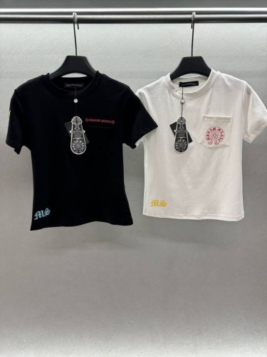 2680 Spring And Summer 克罗*心 搞怪涂鸦短袖T恤 限定版涂鸦设计 胸前口袋简单高级 后面涂鸦可爱有趣 下半身随意搭配 三色 三码