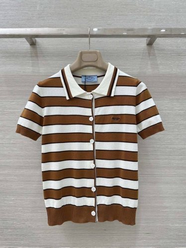 独家首发pr25春夏新品 可露丽风撞色条纹短袖针织开衫 气质穿搭领单排扣百搭减龄又时髦 瑞士机18针工艺定染纯棉纱面料细腻舒适 定位刺绣字母 学院风少女穿搭 修