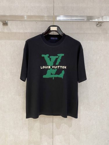 lv高定面料 250克纯棉 2025蛇年春夏专柜新品短袖时尚经典圆领短袖袖口下摆采用无痕设计 时尚单品设计，更加时尚舒适，高标准定制，上身非常有型，胸前品牌经典