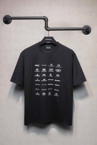 Aeniaa 巴黎世家满印 Logo短袖T恤 克重240 工艺洗水处理 每一个印花对位齐整 进口浆料 无毛边 宽松版型 男女同款 尺码 Xs S M L 编号